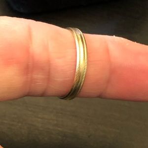 10kt Gold Band with edge beading.Sz 8/8.5